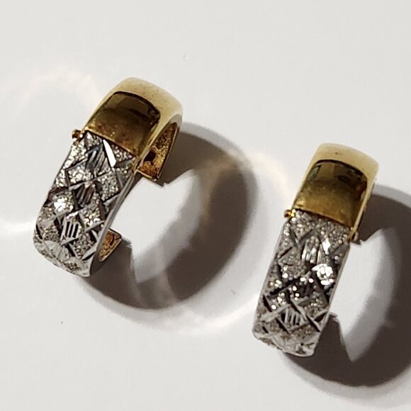 [SOLD] 80's 2.1g 18K Gold Engraved Design Etched Huggie Earrings - Picture 13 of 16